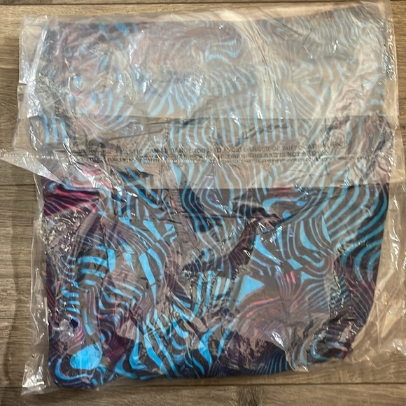 Earthbound Trading Co. Psychedelic Wave Craft Shorts, Blue, Small, NWT - Picture 8 of 8